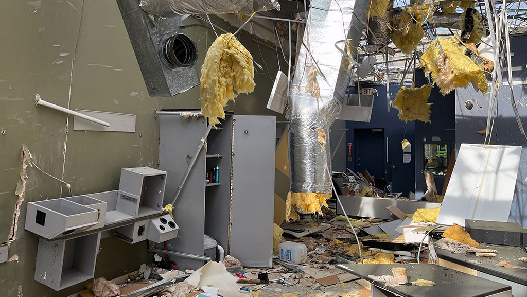 Tornado-damage-to-commercial-building